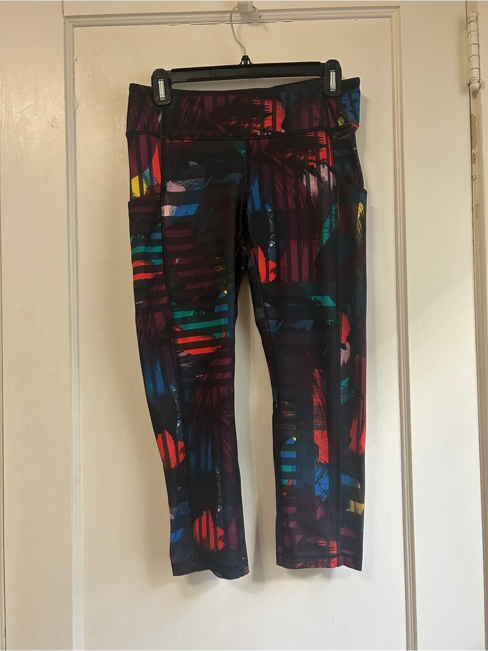 Lucy Black Waistband Capri Leggings - Size Medium